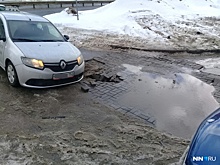 «Ущерба тысяч на сто есть»: в Нижнем Новгороде вместе с брусчаткой провалился автомобиль