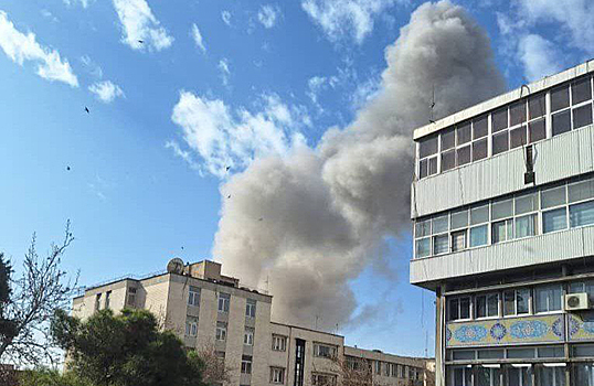 Люди пытаются покинуть Тегеран, бомбоубежищ в городе нет