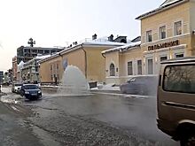 Фонтан забил на проезжей части улицы Минина