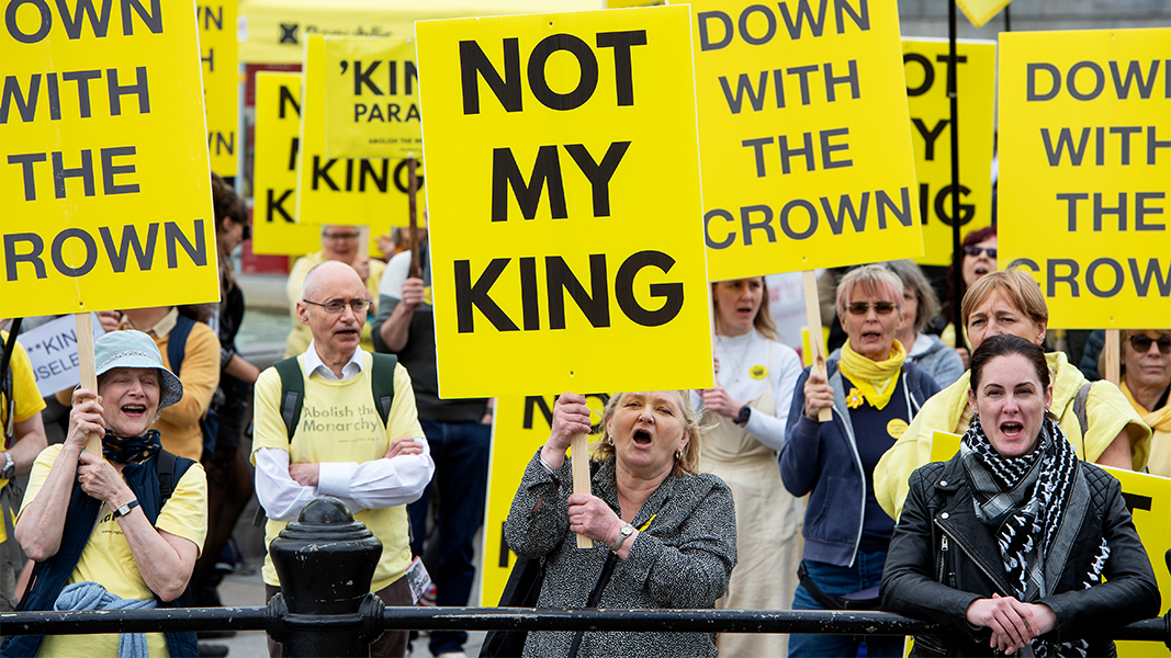 Эксперт объяснила акцию протеста против британской королевской семьи в Лондоне
