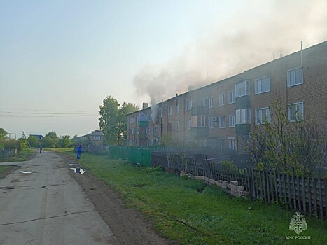 В Абдулино из горящего жилого дома спасли двоих человек