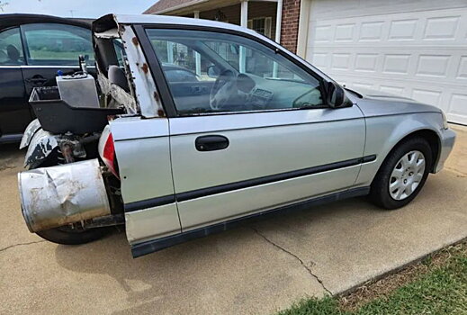 Половину Honda Civic 2000 года с мотором продают за 800 долларов