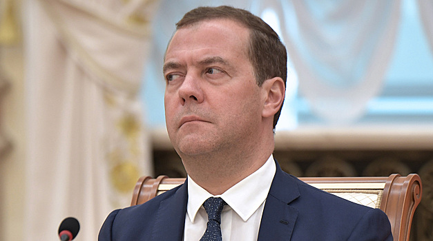 Медведев написал два загадочных твита