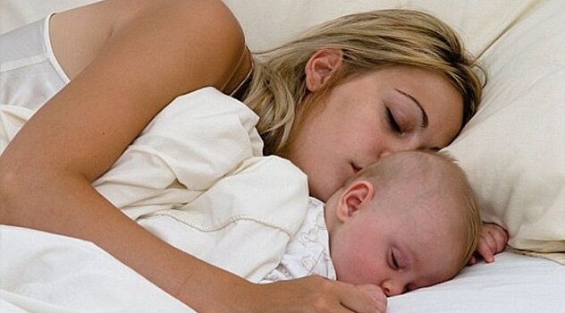 Зачем малышам нужно спать с мамой