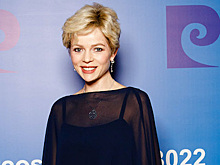 Жена экс-супруга Волочковой пришла на показ в прозрачном кейпе и туфлях Кэрри Брэдшоу