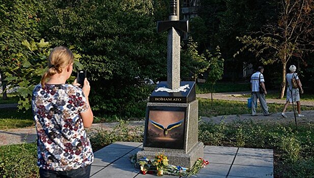 В Киеве открыли памятник с изображением меча, вонзенного в карту России