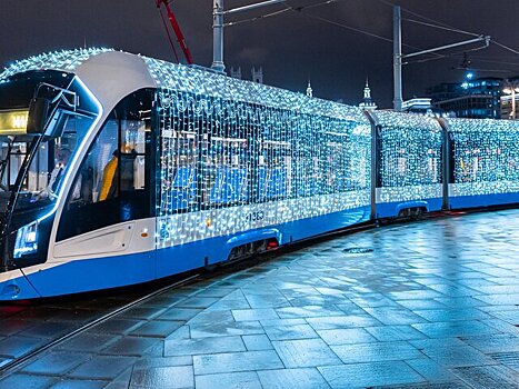 Общественный транспорт Москвы украсили к праздникам – Собянин