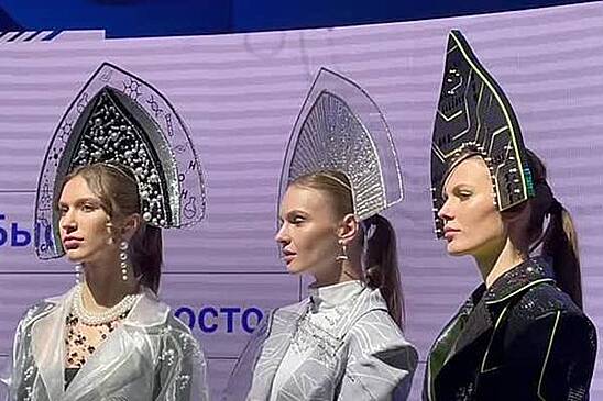 Гостям ПМЭФ показали муз российского экспорта в кокошниках