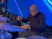 Пашинян в составе группы сыграл на барабанах перед публикой (видео)