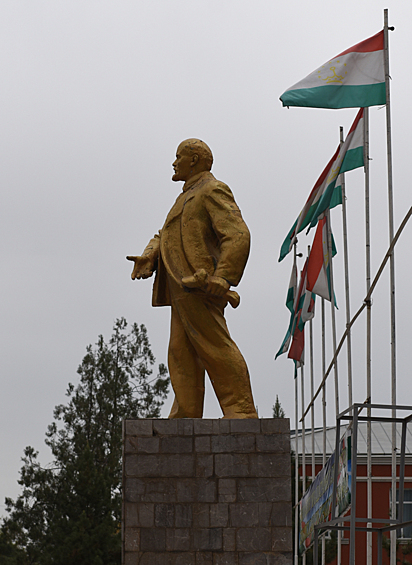 Памятник Ленину в городе Истаравшан, Таджикистан