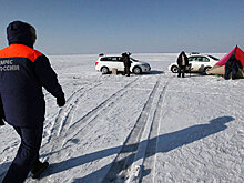 В Приамурье три грузовика провалились под лед