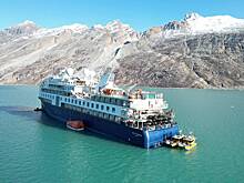 Туристы застряли в Арктике из-за севшего на мель лайнера