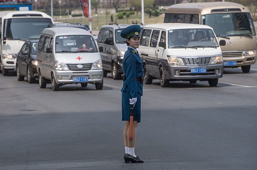 Регулировщица на одной из улиц в Пхеньяне