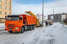 Дорожники вывезли 100 машин снега с улиц Салехарда