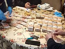 СК: В квартире подозреваемого в убийстве мотоциклиста нашли крупную сумму денег