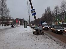          На Лепсе водитель легковушки влетел в столб. В десяти метрах - остановка       