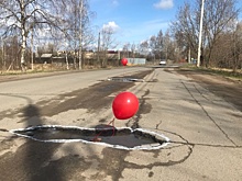 Совсем не праздник: в Ярославле огромные ямы пометили красными воздушными шарами