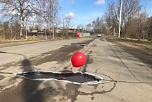 Совсем не праздник: в Ярославле огромные ямы пометили красными воздушными шарами