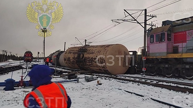В Мурманской области сошли с рельсов пять цистерн с мазутом