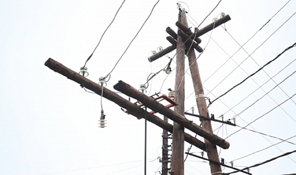 В районах Волгоградской области продолжают восстанавливать электроснабжение
