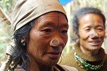Почему женщинам апатани затыкают носы пробками
