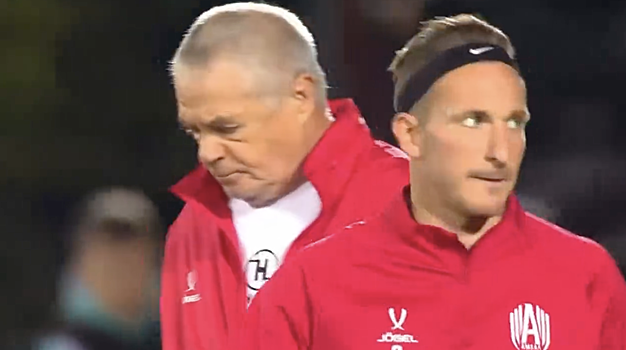 70-летний Медведев вышел в старте «Амкала» в матче Кубка Медиалиги. Его команда вылетит, если проиграет Lit Energy