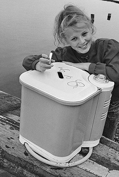 Стиральные машины были не во всех советских домах. Приходилось стирать в тазу, а большие вещи вроде постельного белья отдавали в прачечную. Стиральная машина «Фея», запечатленная на фото, производилась на Воткинском заводе. Подобную, кстати, можно купить и сейчас