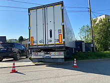 Фура с успокаивающей надписью протаранила забор россиянина