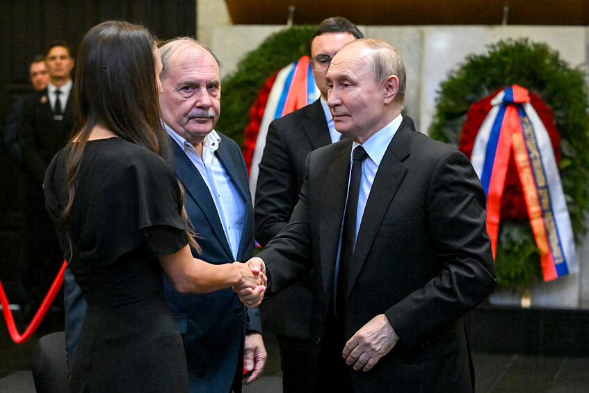 Президент РФ Владимир Путин на церемонии прощания с председателем Верховного суда РФ Ириной Подносовой в траурном зале ЦКБ Управления делами президента РФ в Москве, 24 июля 2025 года