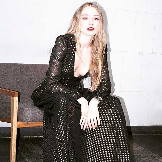 Личная жизнь актрисы привлекает не меньше внимания, чем ее роли. В свое время ее роман с музыкантом Сергеем Шнуровым вызвал бурное обсуждение общественности. Многих смущала не только разница в возрасте, но и тот факт, что актриса была несовершеннолетней в момент их знакомства.