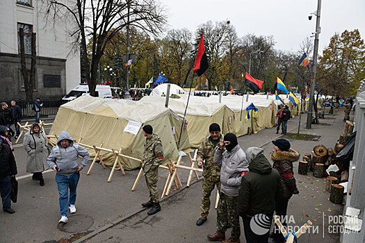 Спустя четыре года в Киеве снова начались беспорядки и горят шины