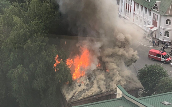 В центре Рязани загорелся дом