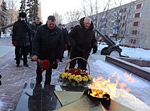 Николай Панков возложил цветы к мемориалу на Аллее героев в Балаково