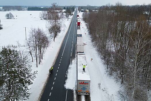 СМИ: венгерские дальнобойщики блокировали движение грузовиков на границе с Украиной