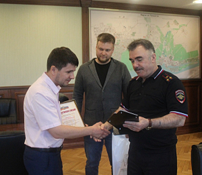 В Самарской области сотрудники полиции и общественники поощрили руководителя телекоммуникационной компании, предоставляющей услуги связи