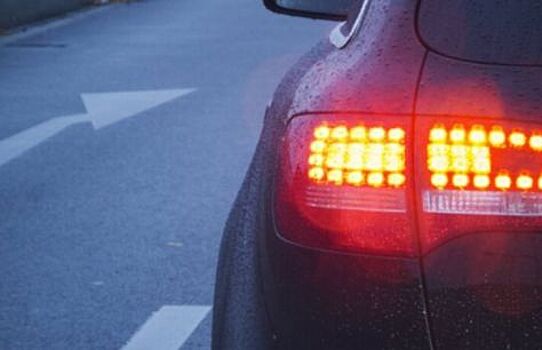 Эксперты объяснили необходимость торможения на пустой дороге