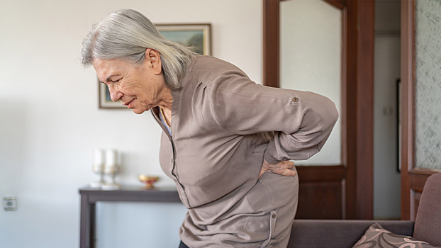 Врач назвала признаки остеопороза, которые легко пропустить