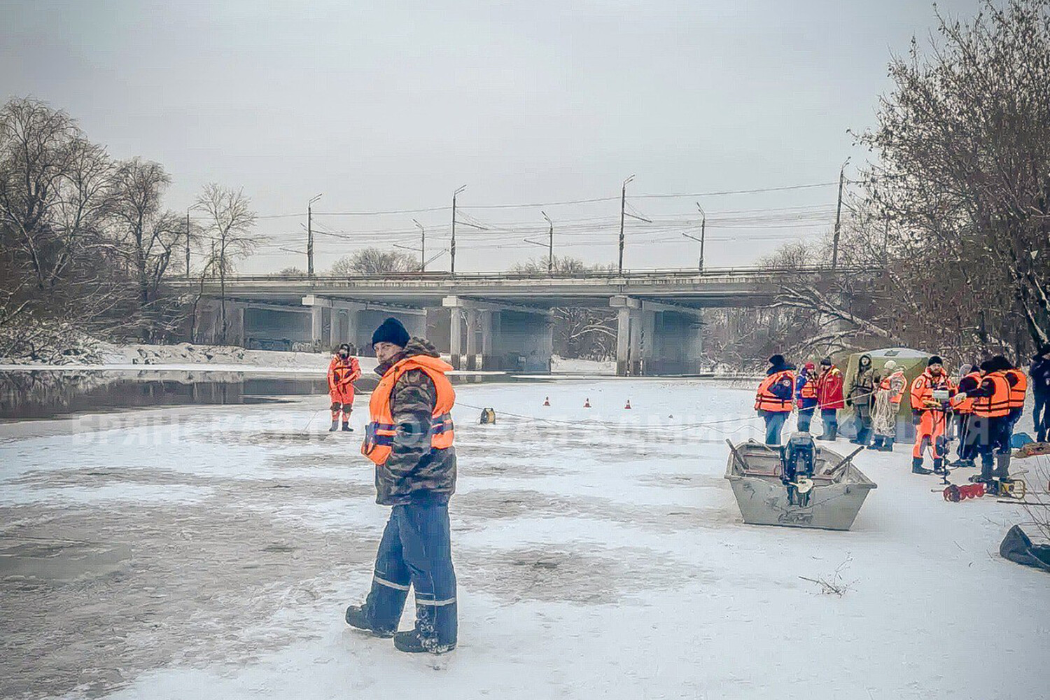 В Брянске спасатели вторые сутки ищут двоих детей, провалившихся под лед