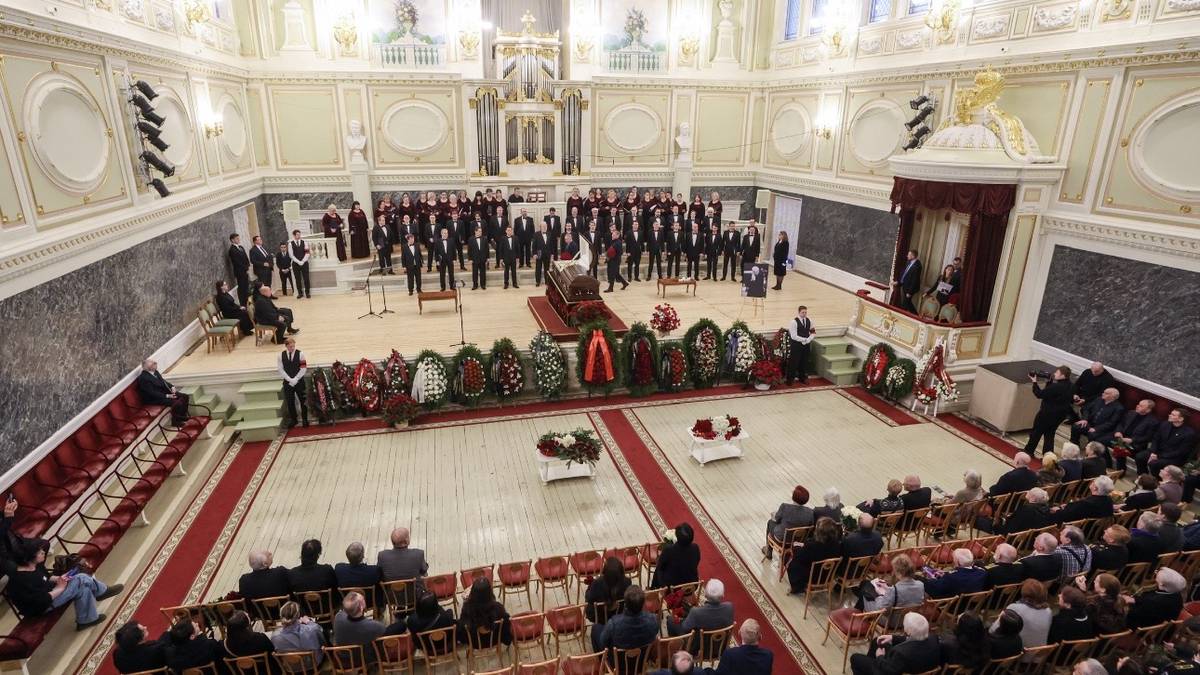 В Петербурге началось прощание с народным артистом СССР Владиславом Чернушенко