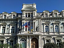 Французских депутатов осудили после провала вотума недоверия Лекорню