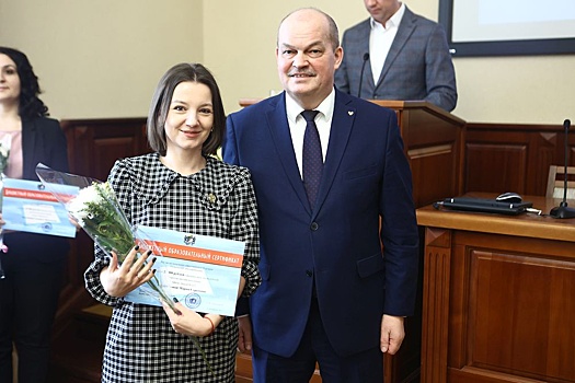 Учителя Новосибирска получили бюджетные образовательные сертификаты