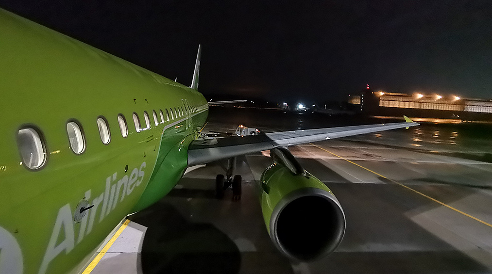 Съемка на широкоугольный объектив в ночное время работает отлично – зеленый цвет самолета соответствует реальности. Цветовой баланс картинки тоже сохранен и не убегает в желтый цвет.