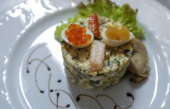 Россиян призвали отказаться от соленых огурцов в «Оливье»