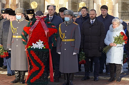 В Оренбурге возложили цветы к Вечному огню в День защитника Отечества