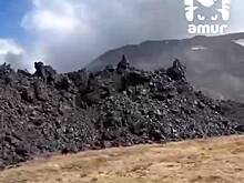 На Камчатке с вулкана сошел мощный лавовый поток