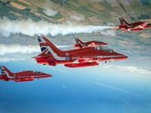 Великобритания продолжит поддержку пилотажной группы RAF Red Arrows