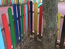 На проспекте Маршала Жукова отремонтировали забор на детской площадке