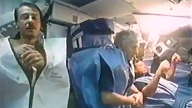 Как в фильме ужасов: спящих на орбите астронавтов сняли на видео