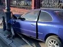 «Новый метод парковки»: в центре Владивостока водитель врезался в столб