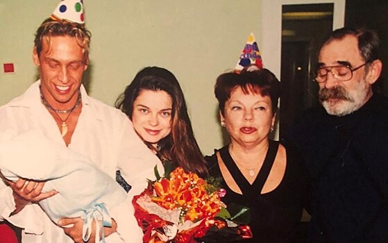 Королева без макияжа и Тарзан с сыном на руках: мать певицы показала архивное фото из роддома